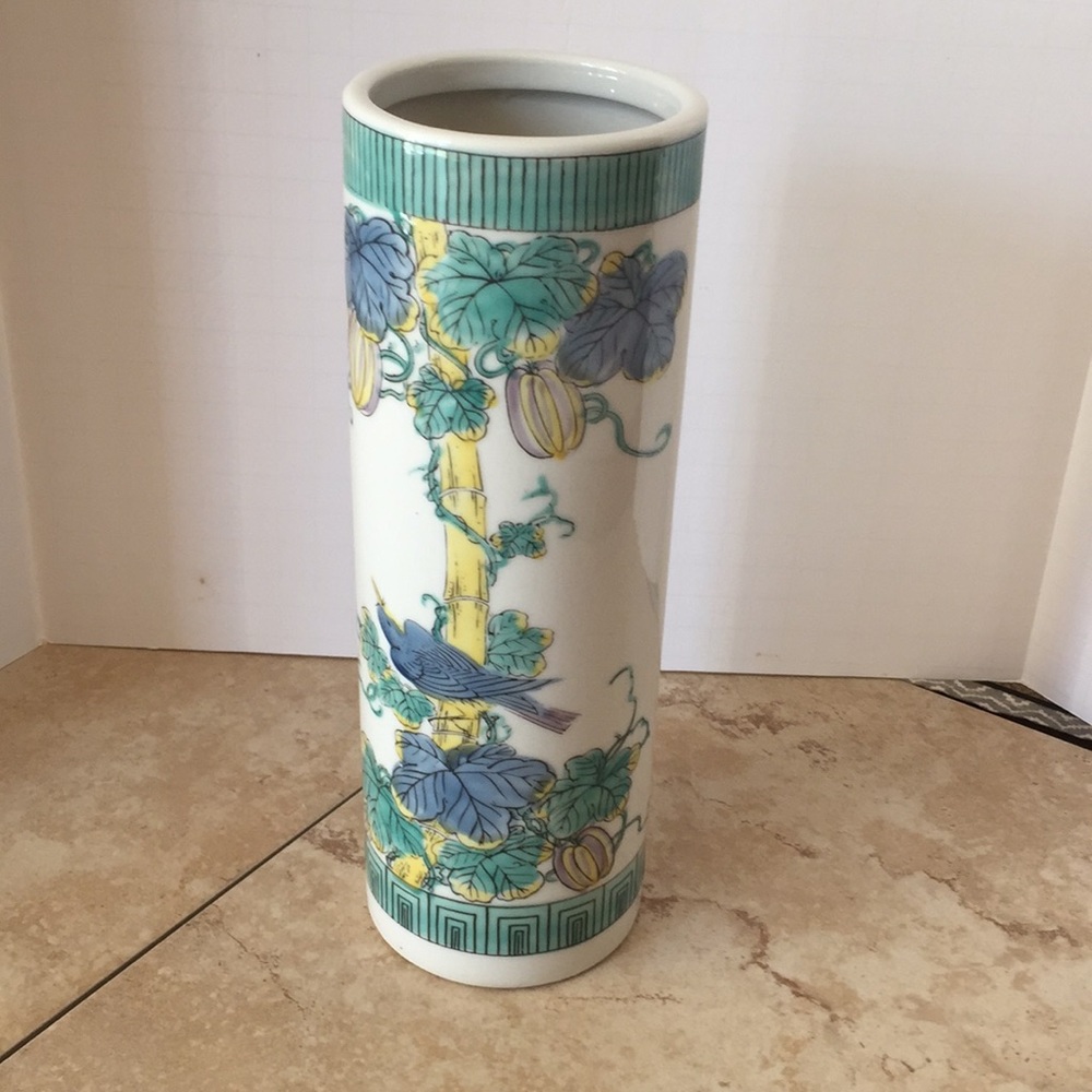 Vintage Japanese vase with bird design!